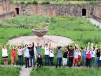 Bad-Duerkheim_Students-in-the-ruins_Gruppenbild_16x9