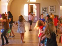 Wittgenstein_Dancing-in-the-lobby_Ballontanz_16x9